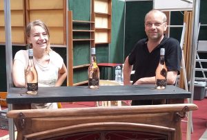 Olivier et Célia Mossiat au montage du stand à Libramont