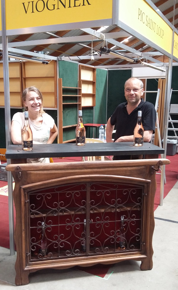 Olivier et Célia Mossiat au montage du stand à Libramont